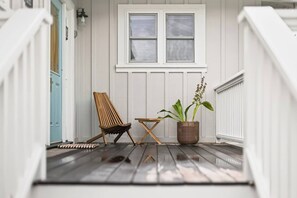 Terrace/patio - Cycle or Walk to Hanalei Bay (Hanalei)