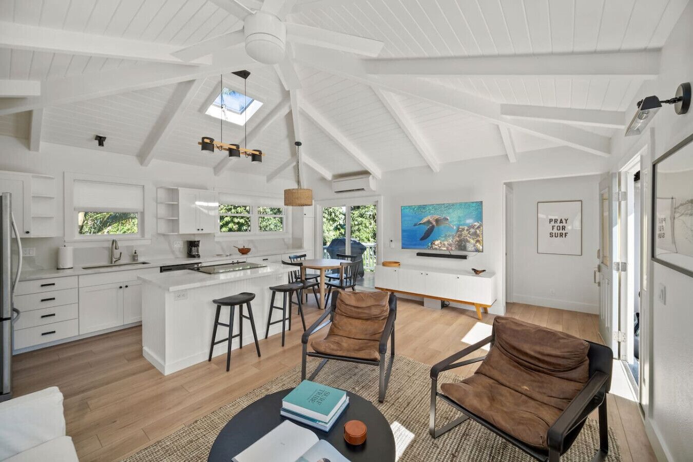 Smart-TV, Bücher, Stereoanlage, Drucker