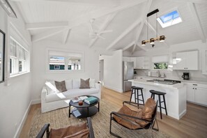 Smart-TV, bøker, stereoanlegg og printere