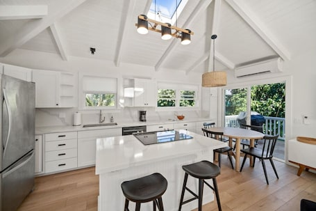 Fridge, microwave, oven, stovetop. Cycle or Walk to Hanalei Bay