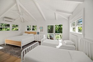 2 soverom, skrivebord, strykejern/-brett og reiseseng for barn