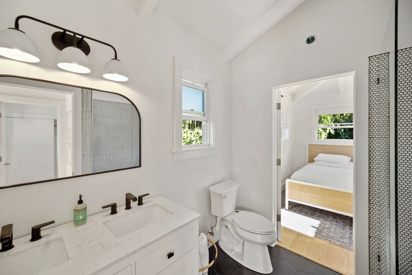 Ensemble douche/baignoire, articles de toilette écologiques
