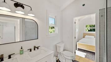 Ensemble douche/baignoire, articles de toilette écologiques