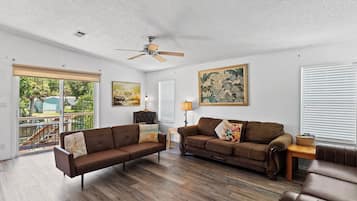 Smart-tv, dvd-afspiller, bøger