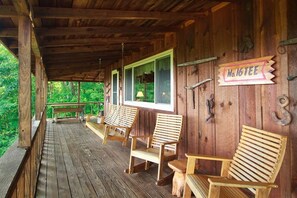 Terrace/patio - MOUNTAIN HIGH CABIN! Views from TN to NC! HOT TUB, SECLUDED, AND WIFI! (Newport)