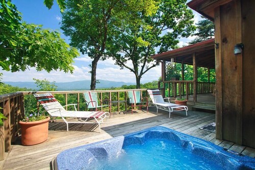 MOUNTAIN HIGH CABIN! Views from TN to NC! HOT TUB, SECLUDED, AND WIFI!