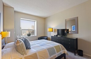 1 Schlafzimmer, Schreibtisch, Bügeleisen/Bügelbrett, Reisekinderbett