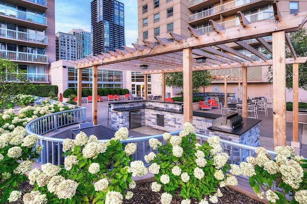Terrace/patio - 52nd Floor MagMile Penthouse VIEWS Fireplace Pool (Chicago)