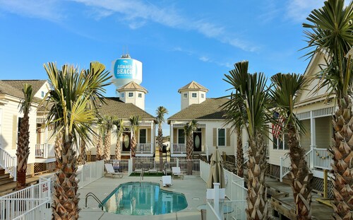 Sale! 5Star Reviews Luxury2 Bedroom House Pool, Steps from Ocean/Beach, Sleeps 4