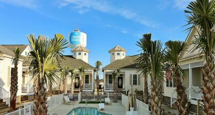Sale! 5Star Reviews Luxury2 Bedroom House Pool, Steps from Ocean/Beach, Sleeps 4