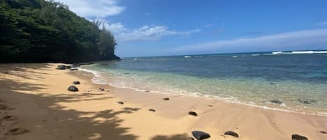 在海滩、沙滩椅、沙滩毛巾