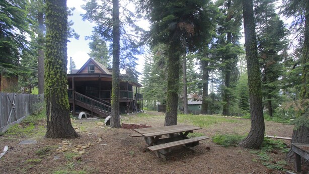Outdoor dining - Skyland, 1 block lake, bike path, private beach and dock (Homewood)