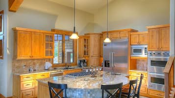 Geladeira, micro-ondas, fogão, cooktop