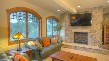 Fernseher, Kamin, DVD-Player, Tischfußball