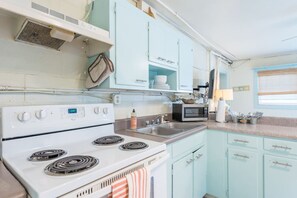 雪櫃、微波爐、焗爐、爐具