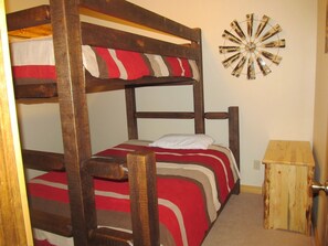 2 dormitorios, tabla de planchar con plancha, Internet y ropa de cama