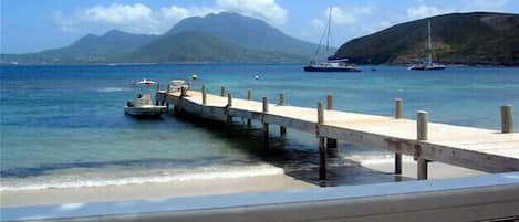 Playa en los alrededores, camastros y toallas de playa