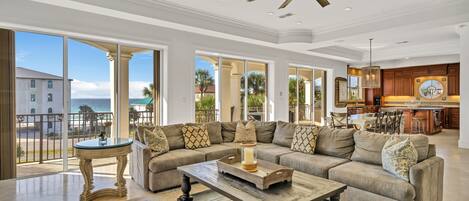 Smart-TV, Kamin, DVD-Player, Bücher