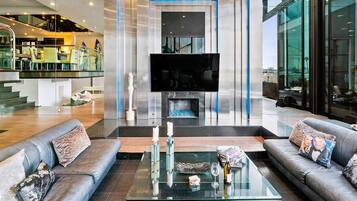 Fernseher, Kamin, DVD-Player