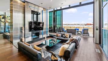 Fernseher, Kamin, DVD-Player