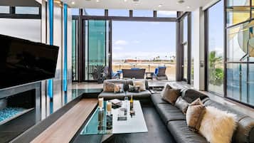 Fernseher, Kamin, DVD-Player