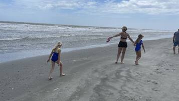 Beach nearby, sun loungers, beach towels