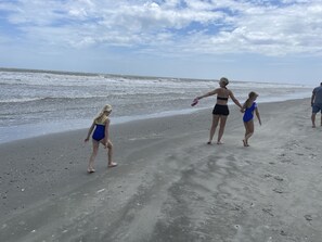 Beach nearby, sun loungers, beach towels