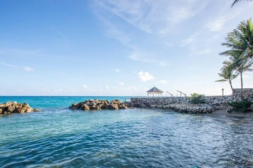 Idyllic Beachfront Condo WiFi Cable Ocho Rios