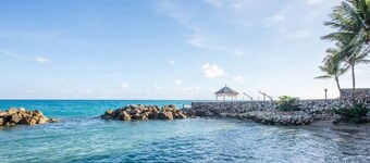 Idyllic Beachfront Condo WiFi Cable Ocho Rios