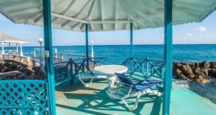 Idyllic Beachfront Condo WiFi Cable Ocho Rios