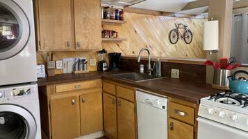 雪櫃、微波爐、焗爐、爐具