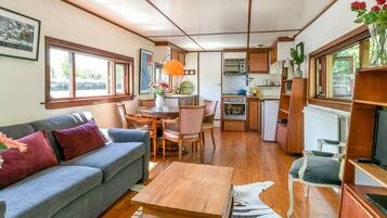 Een dvd-speler, boeken, een filmbibliotheek en een stereo