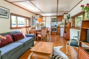 Un reproductor de DVD, libros, una videoteca, un reproductor estéreo