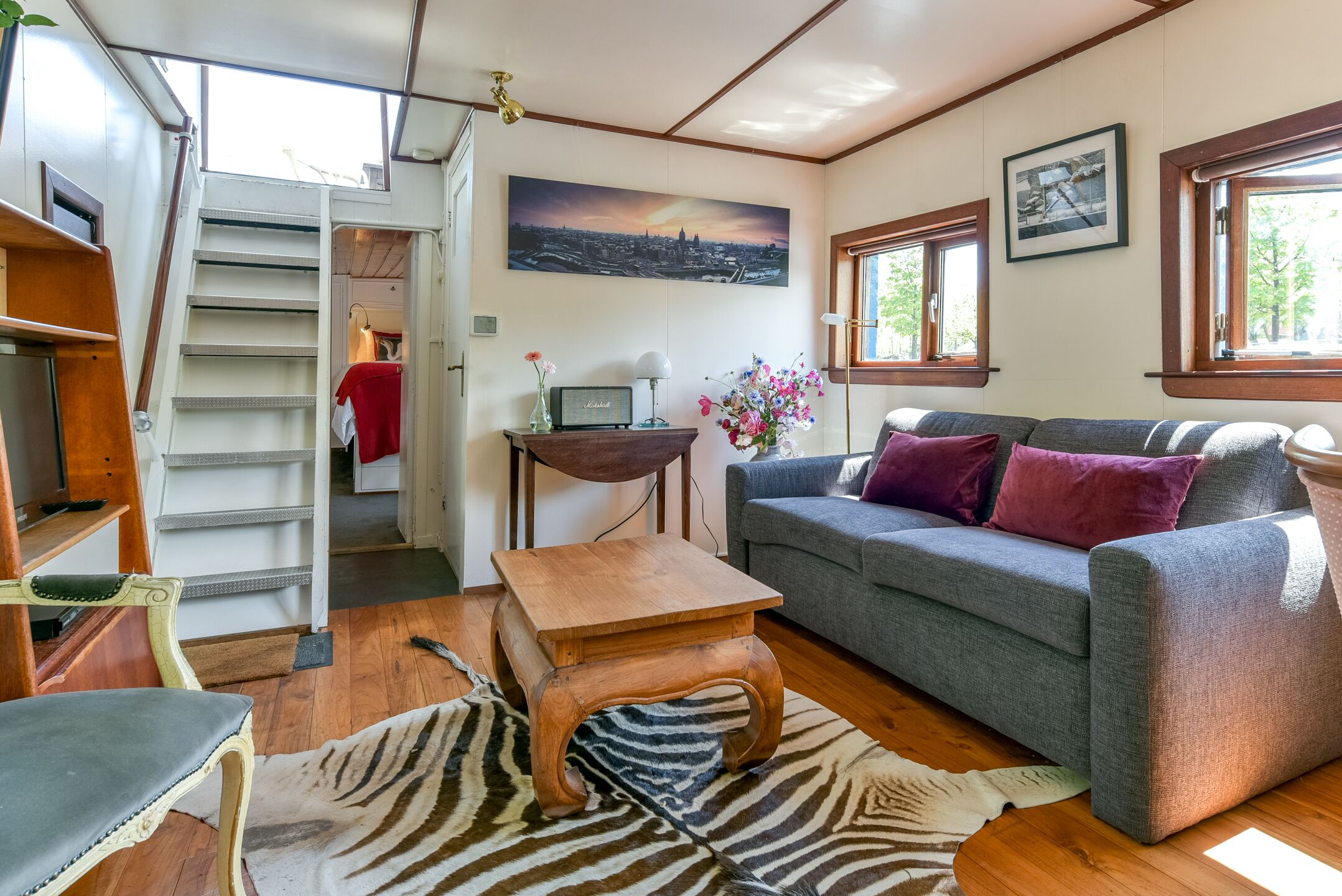 Een dvd-speler, boeken, een filmbibliotheek en een stereo