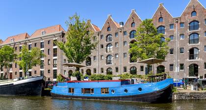 Beautiful houseboat in Amsterdam City Centre