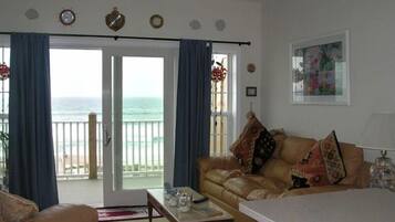 Smart TV, videogames, DVD player, pebolim