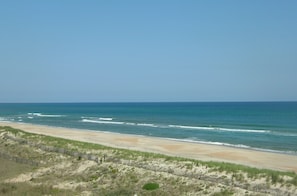 Plage, chaises longues