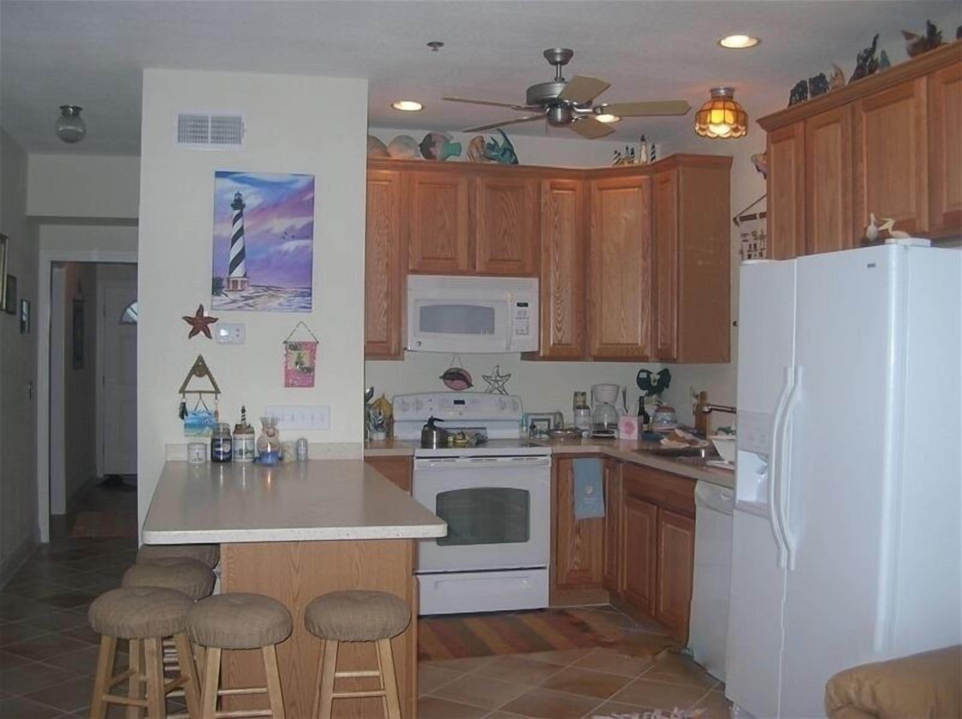Coffee/tea maker, fridge, microwave, oven