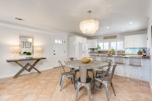 Dining - Only steps to PIER And BEACH with PARKING - VIEW - LOCATION, LOCATION, LOCATION (Pismo Beach)
