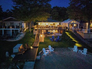 Ein großes Haus mit einer geräumigen Außenpatio, einem Pool und mehreren Sitzgelegenheiten.
