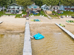 On the beach - Sandy Beachfront | Pontoon Rental | Dog Friendly (Twin Lake)