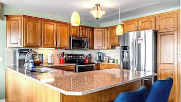 Lemari es, microwave, oven, dan kompor