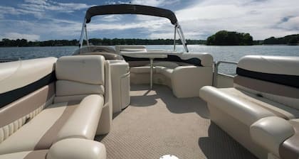 "Lakefront Vacationing Ă son meilleur! HOT TUB Sandy Beach PONTON BATEAU disponible