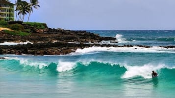 在海滩、沙滩椅、沙滩毛巾