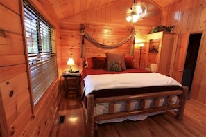 Iron/ironing board, WiFi, bed sheets - Cozy & Perfect For A Romantic Getaway For Two! (Pigeon Forge)