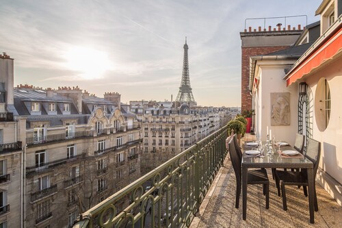 One-of-a-Kind 3-bedroom OMG Eiffel Views & Wraparound Terrace