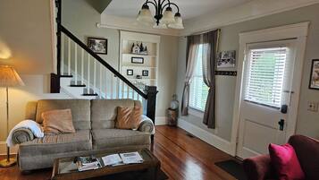 Téléviseur connecté, foyer, lecteur de DVD, livres