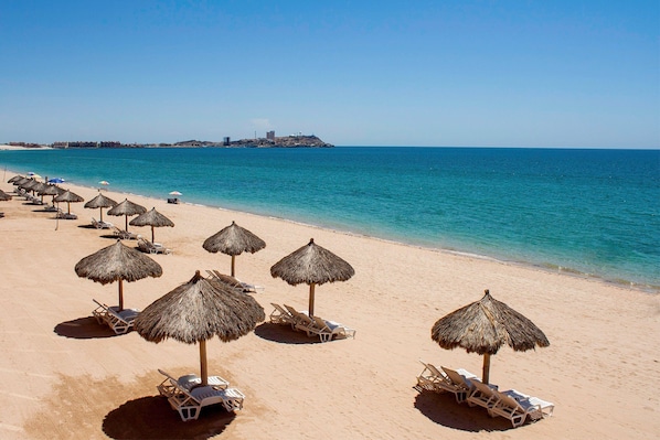En la playa, camastros y toallas de playa