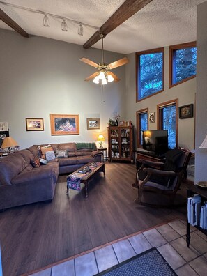 تلفزيون ذكي، مدفأة، مشغل دي في دي، تنس طاولة