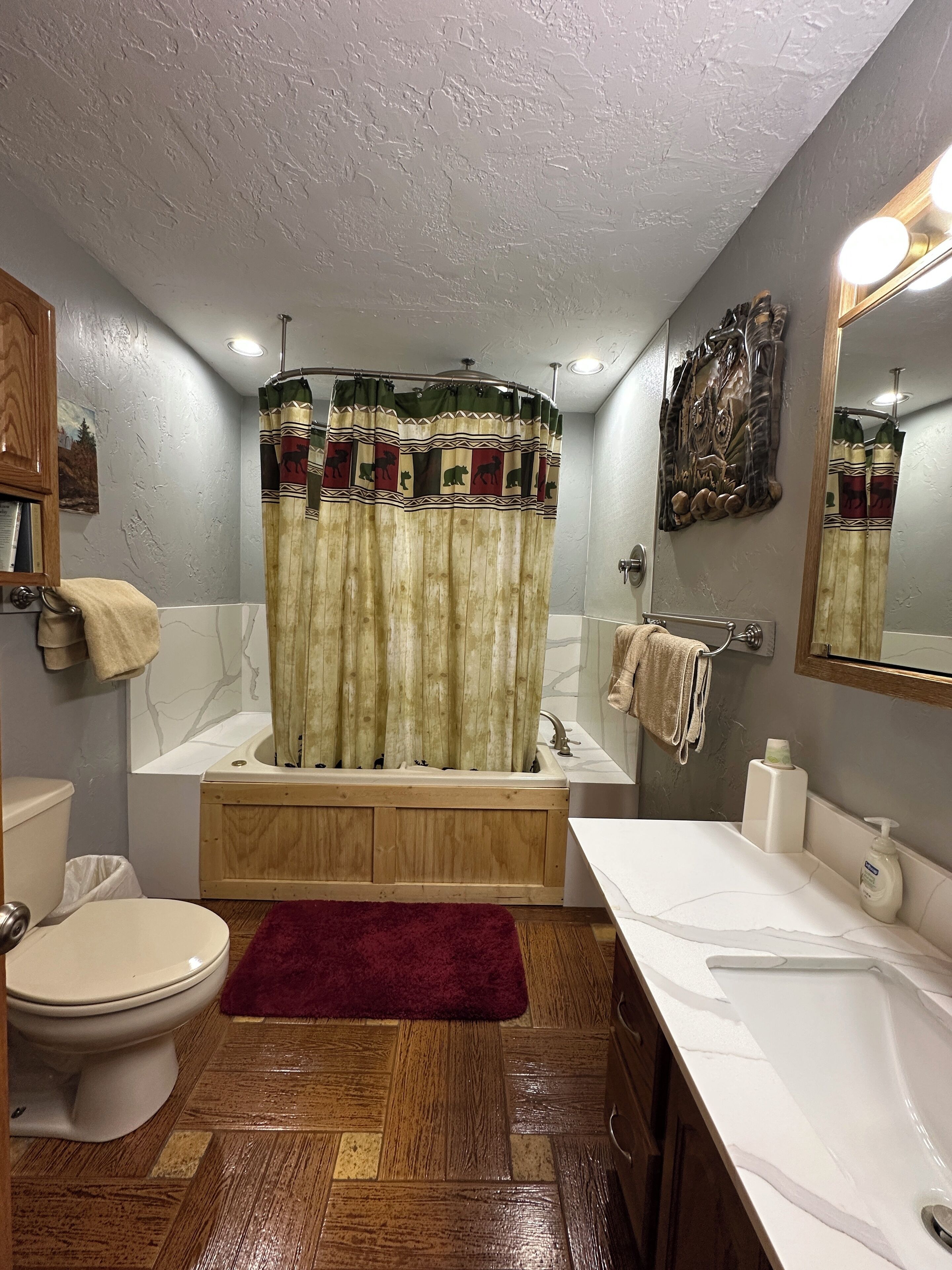 Een badkamer met een bad, toilet en wastafel.